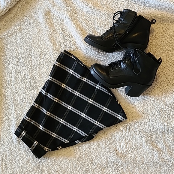 Old Navy - Black and White Plaid Skater Skirt - Picture 4 of 9